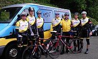 Bild: Radsportler danken Helferin