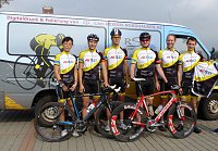 Bild: Radsportler danken Helferin