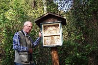 Bild: F&uuml;r den B&auml;renpark zimmerte Wilhelm Roth ein Waldbienenvermehrungshaus mit 900 Wohnungen.