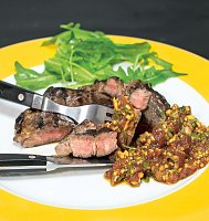 Bild: Scharf: Der sehr fein gehackte frische Ingwer bringt eine sommerlich-frische Sch&auml;rfe in die Salsa zu dem medium gegarten Grillsteak, die man sonst eher milden Chilis zutrauen w&uuml;rde.