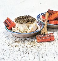 Bild: Scharf: In Argentinien ist kein Asado-Grillfest ohne Chimichurri denkbar. Frisch zubereitet lassen sich auch Meeresfr&uuml;chte darin dippen.
