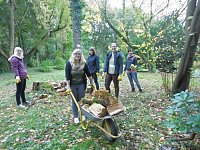 Bild: Studierende beim Arbeitseinsatz im Park Hohenrode