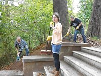 Bild: Studierende beim Arbeitseinsatz im Park Hohenrode