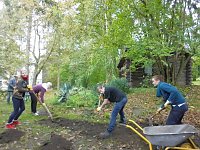 Bild: Studierende beim Arbeitseinsatz im Park Hohenrode