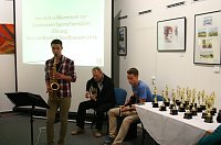 Bild: Christian und Tobias Emmelmann, die mit ihrem Kreismusikschullehrer f&uuml;r die musikalische Umrahmung sorgten, sind selber auch sehr gute Leichtathleten