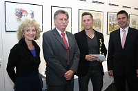 Bild: Leichtathlet Marco Bachmann wurde von Referatsleiter Sport im Gesundheitsministerium, Klaus Fiedler, einst selber ein herausragender H&uuml;rdensprinter, begl&uuml;ckw&uuml;nscht.