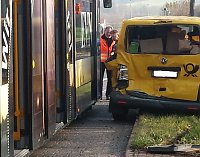 Postauto und Straßenbahn stießen in Nordhausen-Ost zusammen Bild: Postauto und Straßenbahn stießen in Nordhausen-Ost zusammen