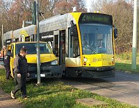 Postauto und Straßenbahn stießen in Nordhausen-Ost zusammen Bild: Postauto und Straßenbahn stießen in Nordhausen-Ost zusammen