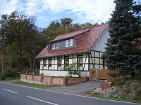 Schräg gegenüber dem Forstamt ist die ehemalige Revierförsterei Königsthal gelegen. Der letzte Revierförster, der sie bewohnte, war Jochen John. Das Gebäude wurde 2003 privatisiert und vom neuen Besitzer instandgesetzt. Bild: Schräg gegenüber dem Forstamt ist die ehemalige Revierförsterei Königsthal gelegen. Der letzte Revierförster, der sie bewohnte, war Jochen John. Das Gebäude wurde 2003 privatisiert und vom neuen Besitzer instandgesetzt.
