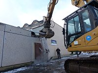 Bild: Anstich mit Bagger und Publikum