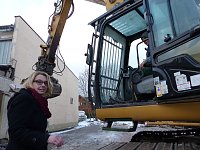 Bild: Anstich mit Bagger und Publikum