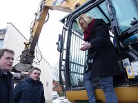 Bild: Anstich mit Bagger und Publikum