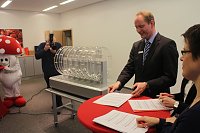 Bild: In der Kreissparkasse Nordhausen konnten sich heute 14 Vereine &uuml;ber finanzielle Unterst&uuml;tzung freuen