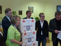 Bild: &Uuml;bergabe der Bauschutzbrillen an Abgeordneten des Landtages