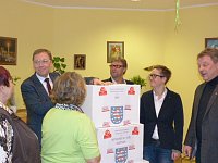 Bild: &Uuml;bergabe der Bauschutzbrillen an Abgeordneten des Landtages