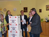 Bild: &Uuml;bergabe der Bauschutzbrillen an Abgeordneten des Landtages