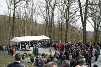 Bild: &Uuml;berlebende des KZ Mittelbau-Dora bei der Gedenkveranstaltung zum 70. Jahrestag der Lagerbefreiung auf dem Gedenkplatz vor dem ehemaligen Krematorium in der KZ-Gedenkst&auml;tte Mittelbau-Dora, 13. April 2015. 