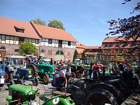 Bild: Schlepper und Traktoren auf dem Schlosshof