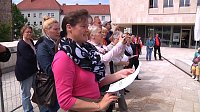Bild: Mit der kleinen wei&szlig;en Friedenstaube wurde heute auf dem Nicolaiplatz vor dem Nordh&auml;user B&uuml;rgerhaus dem Ende des zweiten Weltkrieges gedacht