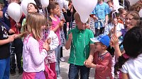 Bild: Mit der kleinen wei&szlig;en Friedenstaube wurde heute auf dem Nicolaiplatz vor dem Nordh&auml;user B&uuml;rgerhaus dem Ende des zweiten Weltkrieges gedacht