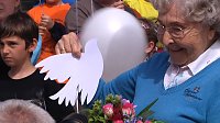 Bild: Mit der kleinen wei&szlig;en Friedenstaube wurde heute auf dem Nicolaiplatz vor dem Nordh&auml;user B&uuml;rgerhaus dem Ende des zweiten Weltkrieges gedacht