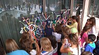 Bild: Mit der kleinen wei&szlig;en Friedenstaube wurde heute auf dem Nicolaiplatz vor dem Nordh&auml;user B&uuml;rgerhaus dem Ende des zweiten Weltkrieges gedacht
