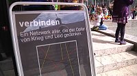 Bild: Mit der kleinen wei&szlig;en Friedenstaube wurde heute auf dem Nicolaiplatz vor dem Nordh&auml;user B&uuml;rgerhaus dem Ende des zweiten Weltkrieges gedacht