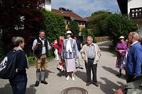 Bürgermeister Josef Steigenberger (in Lederhose) führte die Gäste durch Bernried. Neben ihm Hut-Heidi, die Reisebegleiterin. Bild: Bürgermeister Josef Steigenberger (in Lederhose) führte die Gäste durch Bernried. Neben ihm Hut-Heidi, die Reisebegleiterin.