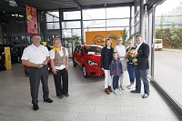 Bild: Centerleiter Achit T&ouml;lle begl&uuml;ckw&uuml;nscht Diana Schulze zum Gewinn des Opel Corsa. Verkaufsberater Ronny Peukert und Serviceassistentin Katrin Junker begleiteten die &Uuml;bergabe.