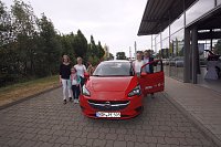 Bild: Jetzt geht�s los, freut sich Gewinnerin Diana Schulze, nachdem sie den Schl&uuml;ssel von Ronny Peukert hat. 