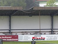 Bild: Teil des Trib&uuml;nendaches wurde ausges&auml;gt.