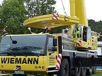 Bild: Flutlichaufbau: Ballast wird aufgelegt