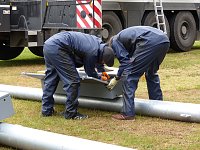 Bild: Flutlichaufbau: Arbeiten am Mast-Anschlusskasten