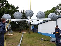Bild: Der erste Mast ist geschafft