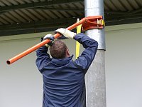 Bild: Der erste Mast ist geschafft