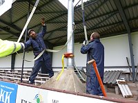 Bild: Der erste Mast ist geschafft
