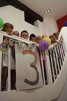 Eröffnung mit der Konfettikanone - die Flohburg feiert ihren dritten Geburtstag Bild: Eröffnung mit der Konfettikanone - die Flohburg feiert ihren dritten Geburtstag
