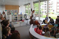 Martina Zimmermann brachte zu den Dienstagsgeschichten in der Nordhäuser Bibliothek ihren "Kaiser" mit Bild: Martina Zimmermann brachte zu den Dienstagsgeschichten in der Nordhäuser Bibliothek ihren "Kaiser" mit