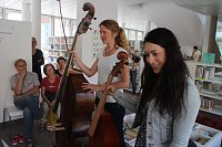 Martina Zimmermann brachte zu den Dienstagsgeschichten in der Nordhäuser Bibliothek ihren "Kaiser" mit Bild: Martina Zimmermann brachte zu den Dienstagsgeschichten in der Nordhäuser Bibliothek ihren "Kaiser" mit