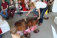 Martina Zimmermann brachte zu den Dienstagsgeschichten in der Nordhäuser Bibliothek ihren "Kaiser" mit Bild: Martina Zimmermann brachte zu den Dienstagsgeschichten in der Nordhäuser Bibliothek ihren "Kaiser" mit