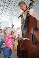 Martina Zimmermann brachte zu den Dienstagsgeschichten in der Nordhäuser Bibliothek ihren "Kaiser" mit Bild: Martina Zimmermann brachte zu den Dienstagsgeschichten in der Nordhäuser Bibliothek ihren "Kaiser" mit