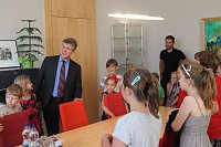 Dem OB über die Schulter geschaut - die Grundschüler aus Niedersalza durften Klaus Zeh mit Fragen löchern Bild: Dem OB über die Schulter geschaut - die Grundschüler aus Niedersalza durften Klaus Zeh mit Fragen löchern