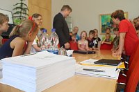 Dem OB über die Schulter geschaut - die Grundschüler aus Niedersalza durften Klaus Zeh mit Fragen löchern Bild: Dem OB über die Schulter geschaut - die Grundschüler aus Niedersalza durften Klaus Zeh mit Fragen löchern