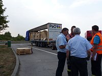 Bild: Gefahrgut soll umgeladen und gesichert werden