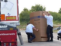 Bild: Gefahrgut soll umgeladen und gesichert werden