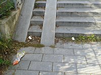 Treppenstufen werden gereinigt Bild: Treppenstufen werden gereinigt