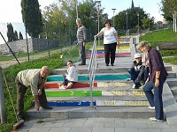 Treppenstufen werden gereinigt Bild: Treppenstufen werden gereinigt