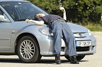 Harter Aufprall trotz Verbesserungen: Fußgänger prallen bei Unfällen mit Autos immer noch gegen harte Strukturen wie die Haubenvorderkante oder das Motorhaubenschloss Bild: Harter Aufprall trotz Verbesserungen: Fußgänger prallen bei Unfällen mit Autos immer noch gegen harte Strukturen wie die Haubenvorderkante oder das Motorhaubenschloss