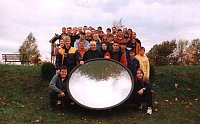 Bild: Solarkocher und Gruppe