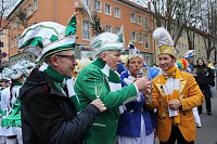 Bild: N&auml;rrinnen und Narren trotzen Wetter (1)